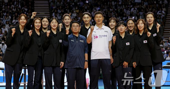 8일 오후 서울 송파구 잠실실내체육관에서 열린 KYK INVITATIONAL 2024에서 국가대표를 은퇴하는 김연경 등 선수들이 김형실, 이정철 감독과 기념촬영 하고 있다. 2012 런던 올림픽과 2020 도쿄 올림픽 준결승 진출을 이끈 김연경은 이날 경기를 끝으로 국가대표를 은퇴하고 오는 9일 세계 여자배구 올스타전 이벤트 경기를 갖는다. 2024.6.8/뉴스1 ⓒ News1 장수영 기자