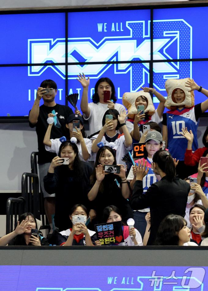 [사진] 팬들에게 인사하는 김연경