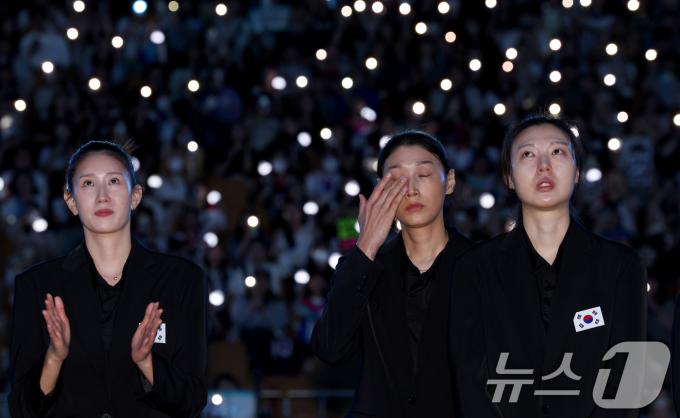 [사진] 눈물 훔치는 김연경