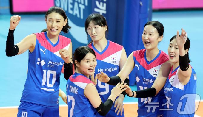 [사진] 승리 기쁨 나누는 김연경과 선수들