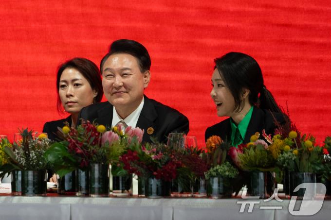 윤석열 대통령과 김건희 여사가 3일 서울 중구 신라호텔에서 열린 2024 한·아프리카 정상회의 환영 만찬에서 문화 공연을 관람하고 있다. (대통령실 제공) 2024.6.3/뉴스1 ⓒ News1 송원영 기자