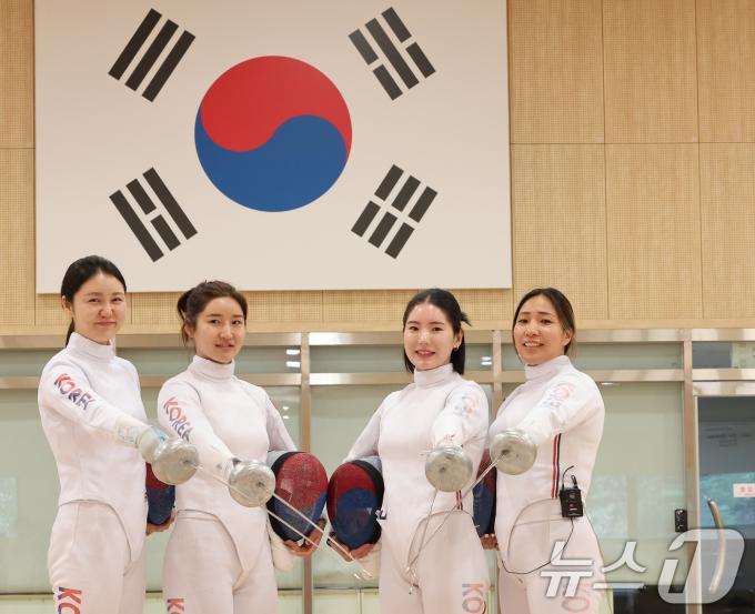 한국 여자 에뻬 대표팀 최인정, 이혜인, 송세라, 강영미(왼쪽부터)가 27일 충북 진천국가대표선수촌에서 열린 '2024 파리 올림픽 펜싱 국가대표선수단 미디어데이'에서 기념촬영을 하고 있다. 2024.5.27/뉴스1 ⓒ News1 이동해 기자