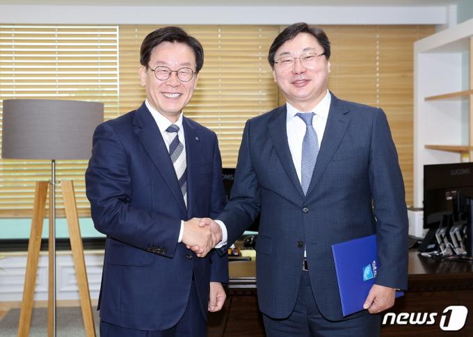 2018년 7월 10일 이화영 경기도 연정부지사가 이재명 경기도지사로부터 임명장을 받고 공식 취임했다. 이 전 부지사는 쌍방울 대북송금 등의 혐의로 지난 7일 징역 9년 6월형을 선고 받았다. (경기도 제공) ⓒ News1 DB