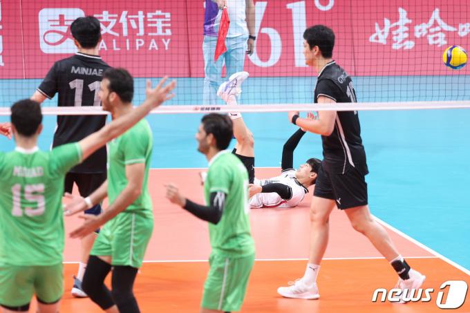 22일 오후 중국 샤오싱 차이나 텍스타일 시티 스포츠센터에서 열린 남자 배구 12강 토너먼트 대한민국과 파키스탄의 경기에서 박경민이 수비 실패 후 코트에 넘어져 있다. 2023.9.22/뉴스1 ⓒ News1 신웅수 기자