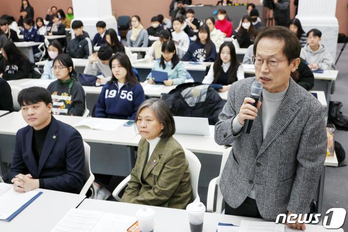 조희연 서울시교육감이 1월 26일 오전 서울 중구 서울시청 시민청에서 열린 '제9회 서울시 학생인권의 날 기념식'에 참석해 학생인권조례를 낭독하고 있다. /뉴스1 ⓒ News1 민경석 기자