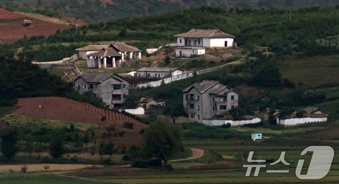 9일 경기 파주시 접경지역에서 바라본 북한 개풍군 마을 일대가 고요하다. 2024.6.9/뉴스1 ⓒ News1 이승배 기자