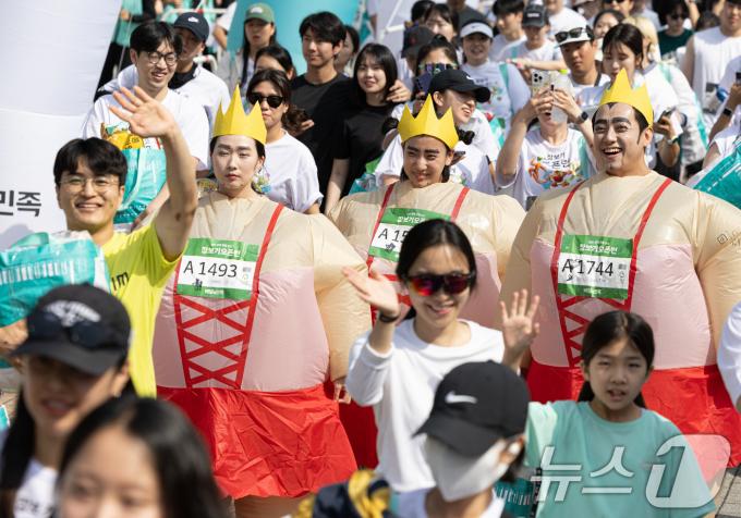 [사진] '2024 장보기 오픈런' 다양한 참가자들