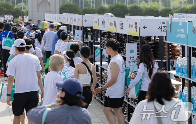 [사진] 참가자들로 붐비는 2024 장보기 오픈런