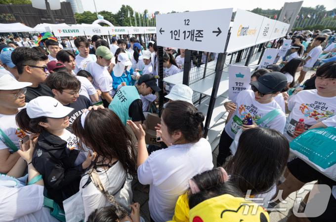 [사진] 2024 장보기 오픈런 '물건부터 담고'