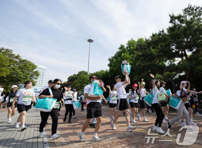 [사진] 장바구니 하니씩 들고