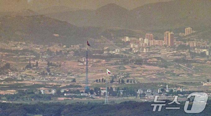 북한의 오물풍선 등의 도발로 9.19 군사합의 효력 정지 안건이 의결되는 등 남북 긴장관계가 고조되고 있는 6일 파주 접경지역에서 바라본 비무장지대(DMZ) 북한 기정동 마을의 인공기와 남한 대성동 마을의 태극기가 나란히 펄럭이고 있다. 2024.6.6/뉴스1 ⓒ News1 이승배 기자