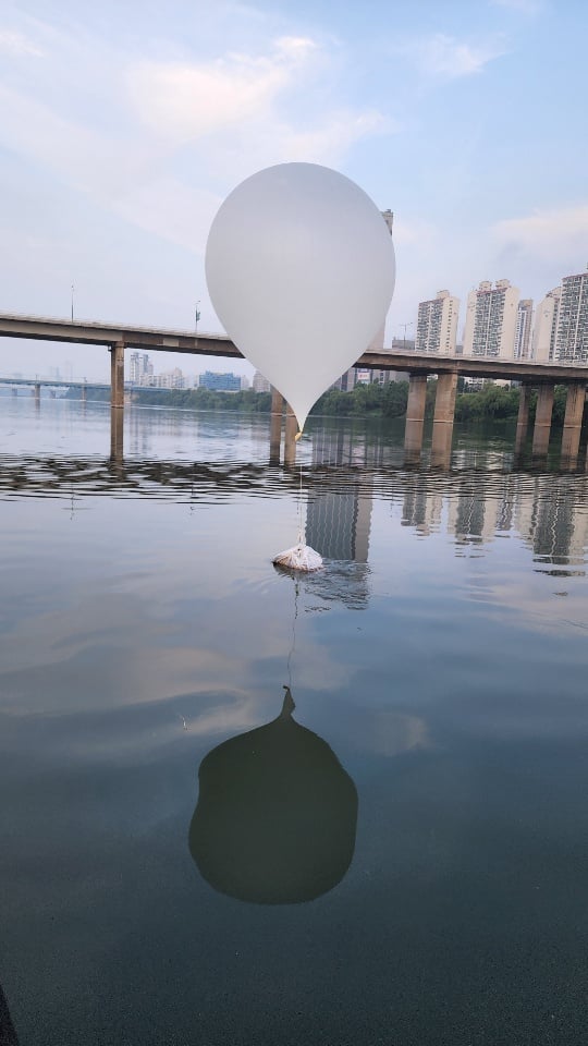 서울 잠실대교 인근에서 발견된 북한의 오물풍선.(합참 제공)