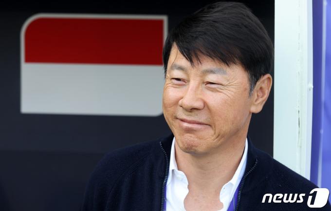 인도네시아 신태용 감독이 28일(현지시간) 카타르 도하 자심 빈 하마드 스타디움에서 열린 2023 아시아축구연맹(AFC) 카타르 아시안컵 16강전 인도네시아와 호주의 경기에서 그라운드를 바라보고 있다. 2024.1.28/뉴스1 ⓒ News1 김성진 기자