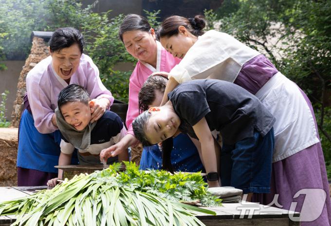 [사진] '단오에는 창포물로 머리감기'