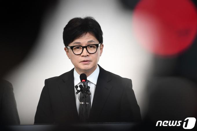 한동훈 국민의힘 비상대책위원장 겸 총괄선거대책위원장이 11일 오전 서울 여의도 중앙당사에서 제22대 국회의원 선거 결과와 관련해 입장을 밝히고 있다. 이날 한 위원장은 