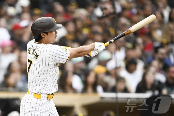 김하성(29·샌디에이고 파드리스)이 9일(한국시간) 열린 2024 메이저리그 애리조나 다이아몬드백스전에서 2회 3점홈런을 때리고 있다. ⓒ 로이터=뉴스1
