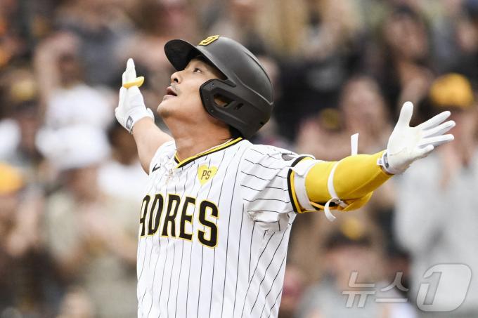 김하성(29·샌디에이고 파드리스)이 9일(한국시간) 열린 2024 메이저리그 애리조나 다이아몬드백스전에서 2회 3점홈런을 때린 뒤 홈으로 들어오며 기뻐하고 있다. ⓒ 로이터=뉴스1