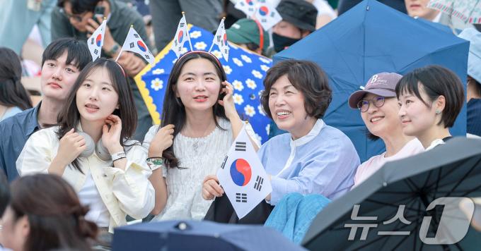 [사진] 시민들과 함께하는 강정애 장관
