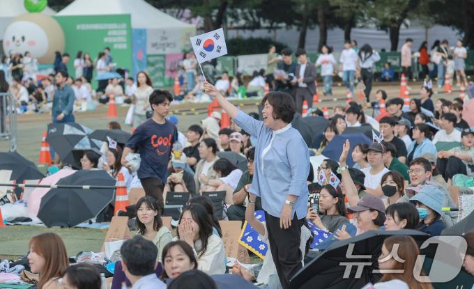 [사진] 강정애 장관, 태극기 휘날리며