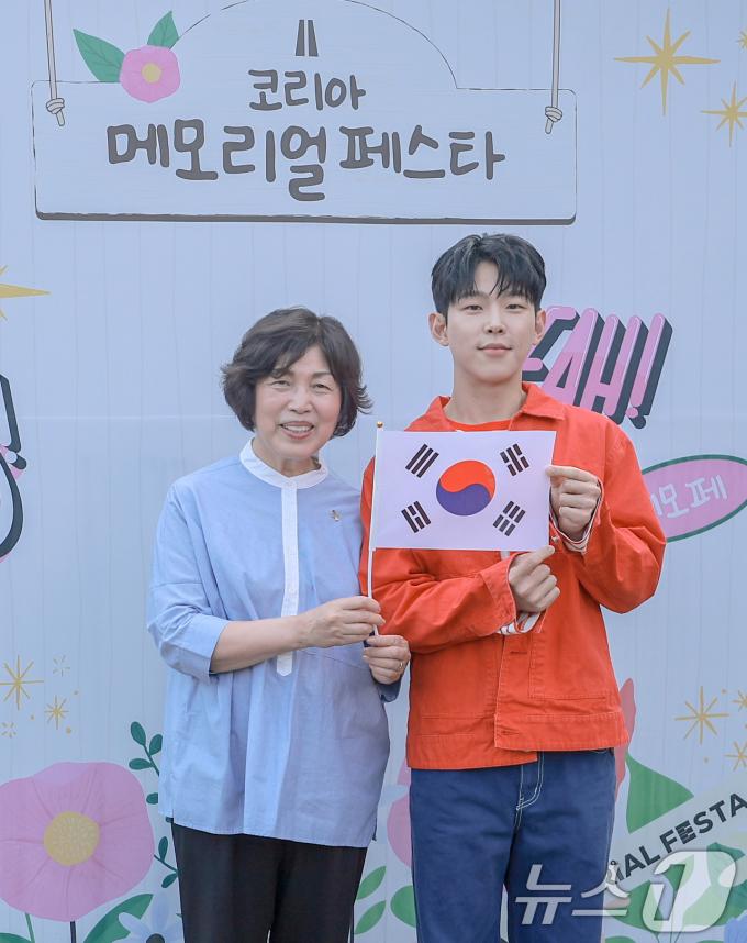 [사진] 폴킴과 함께 태극기 든 강정애 장관