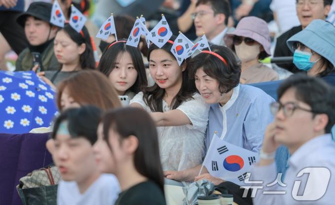 [사진] 강정애 장관, 시민들과 함께