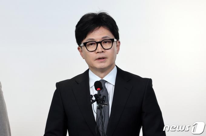 한동훈 국민의힘 비상대책위원장 겸 총괄선거대책위원장이 11일 오전 서울 여의도 중앙당사에서 제22대 국회의원 선거 결과 관련 입장 발표를 하고 있다. 이날 한 위원장은 