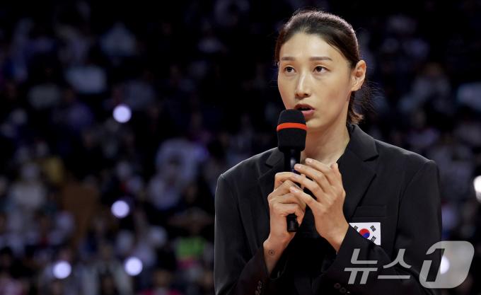 8일 오후 서울 송파구 잠실실내체육관에서 열린 KYK INVITATIONAL 2024에서 김연경이 국가대표 은퇴 소감을 밝히고 있다. 2012 런던 올림픽과 2020 도쿄 올림픽 준결승 진출을 이끈 김연경은 이날 경기를 끝으로 국가대표를 은퇴하고 오는 9일 세계 여자배구 올스타전 이벤트 경기를 갖는다. 2024.6.8/뉴스1 ⓒ News1 장수영 기자