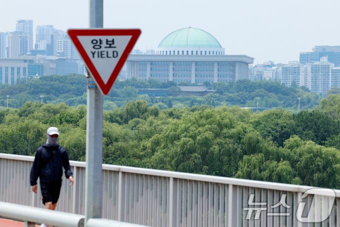 [사진] '양보가 필요한데'