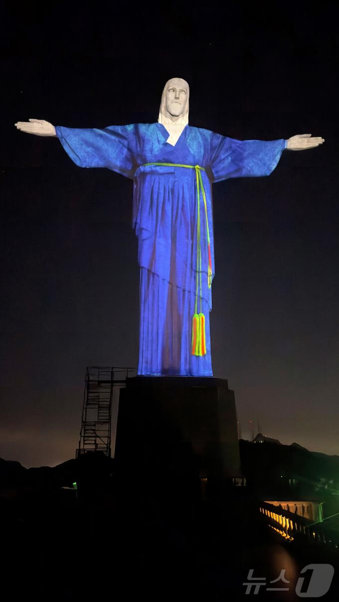 [사진] 사상 최초로 해외의상 한복 걸친 브라질 랜드마크 거대 예수상