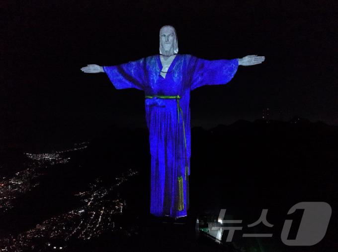 [사진] 청색 한복 입은 브라질 예수상