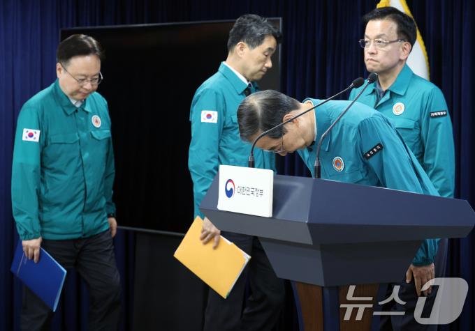 [사진] 고개 숙여 인사하는 한덕수 국무총리