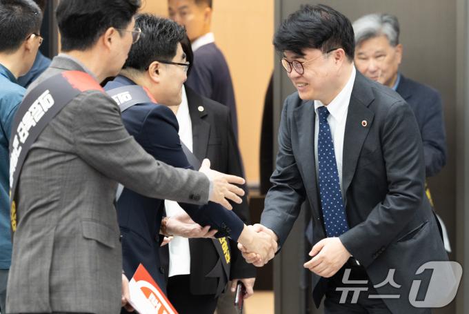 [사진] 악수하는 임현택 의협회장·방재승 비대위원장