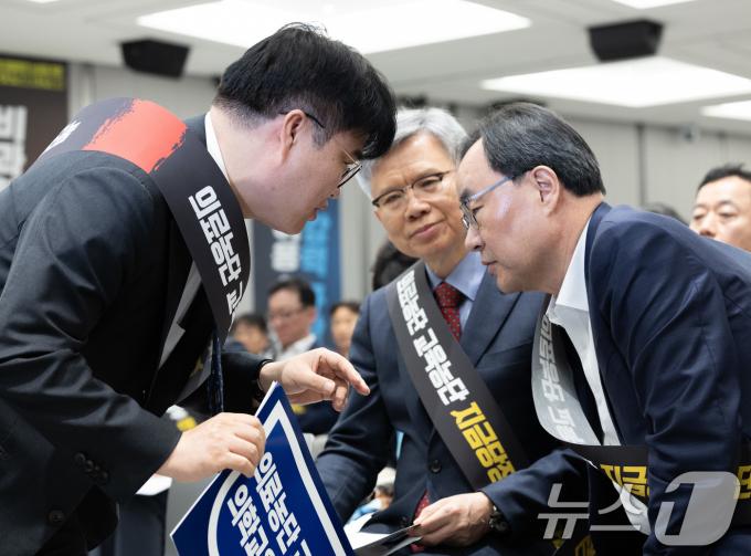 [사진] 업화하는 임현택 회장 '총파업 투표 결과는'