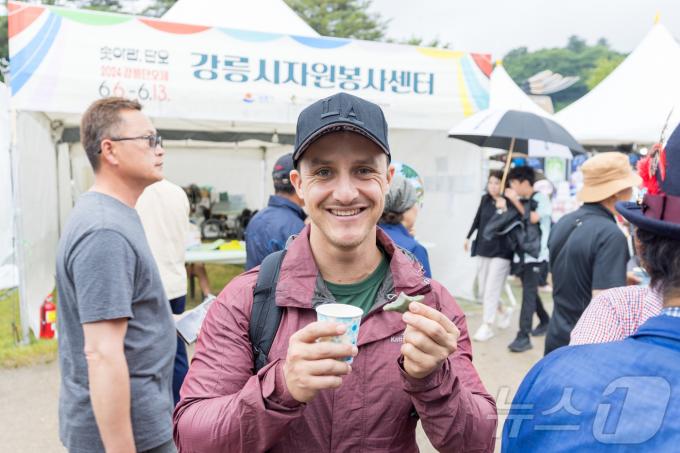[사진] 강릉단오제 즐기는 외국인