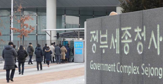 이달 중순 인사혁신처 공무원보수위원회가 첫 회의를 열고 내년 공무원 보수 인상률 논의를 시작한다./사진=뉴스1
