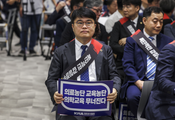 임현택 대한의사협회 회장이 9일 서울 용산구 대한의사협회에서 열린 의료농단 저지 전국의사대표자회의에 참석해 있다./사진=뉴시스