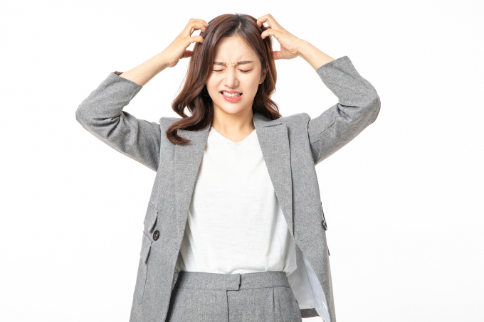 최근 온라인 커뮤니티에는 80대 단골손님이 추행을 저질러 고통받고 있다는 자영업자의 사연이 올라왔다./사진=이미지투데이