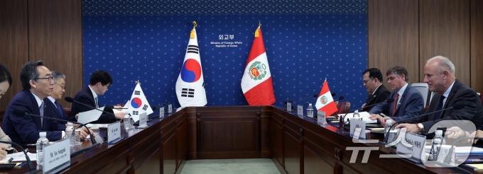 [사진] 마주 앉은 한-페루 외교장관