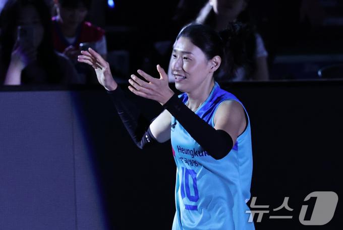 [사진] 미소 지으며 입장하는 김연경