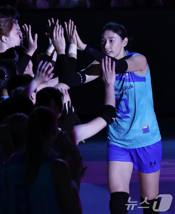 [사진] 하이파이브하는 김연경