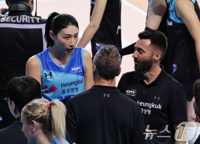 [사진] 코치진과 대화하는 김연경