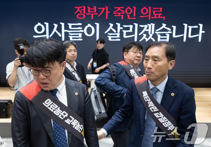 [사진] 의협 '정부가 죽인 의료, 의사들이 살리겠습니다'