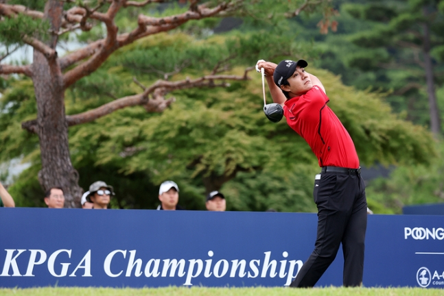 KPGA 선수권대회 최종라운드 9번 홀에서 이글을 기록한 김한별. /사진= KPGA
