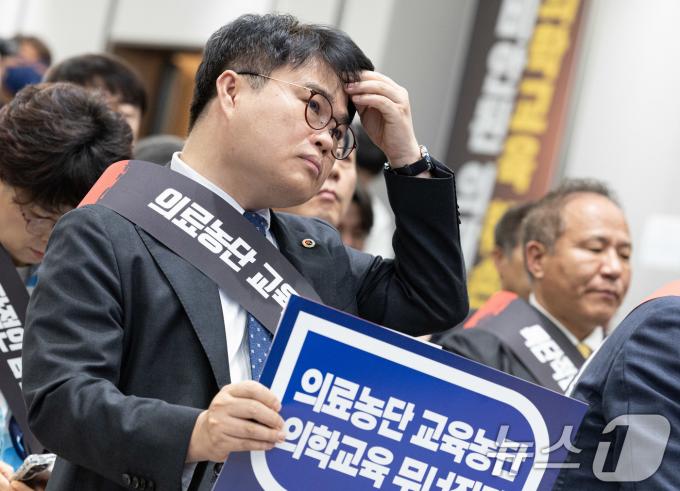 [사진] 임현택 의협회장 '고심'