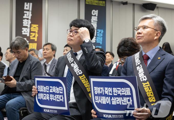 [사진] 고심하는 임현택 회장