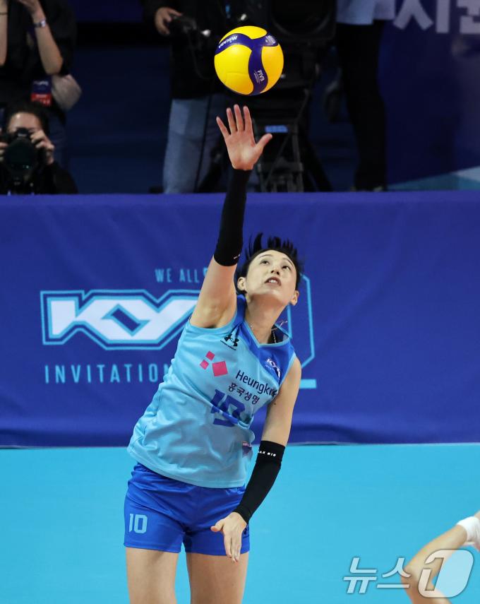 [사진] 서브 넣는 김연경