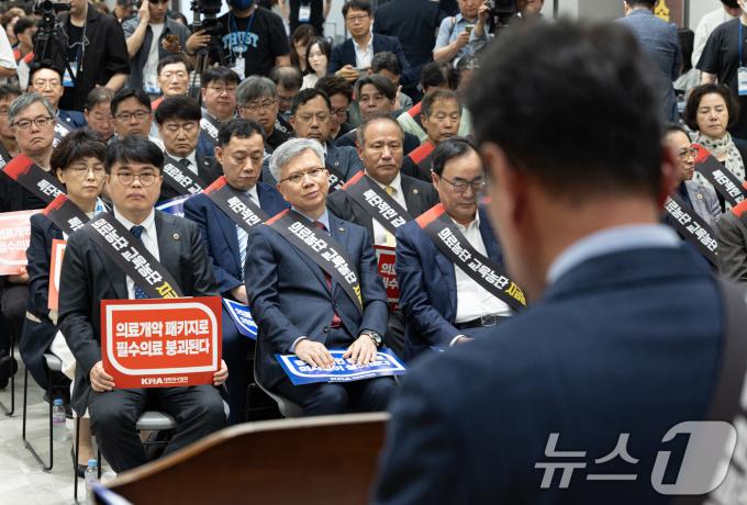 [사진] 의사협회 대회원 담화문 듣는 임현택 회장