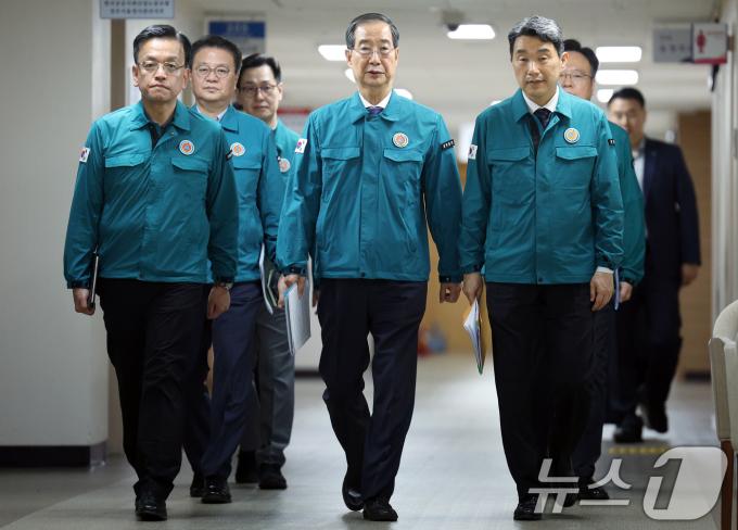 한덕수 국무총리가 9일 오후 서울 종로구 세종대로 정부서울청사에서 의료개혁 관련 브리핑을 위해 최상목 경제부총리겸 기획재정부 장관(왼쪽), 이주호 사회부총리 겸 교육부 장관 등과 함께 브리핑룸으로 향하고 있다. 2024.6.9/뉴스1 ⓒ News1 박정호 기자