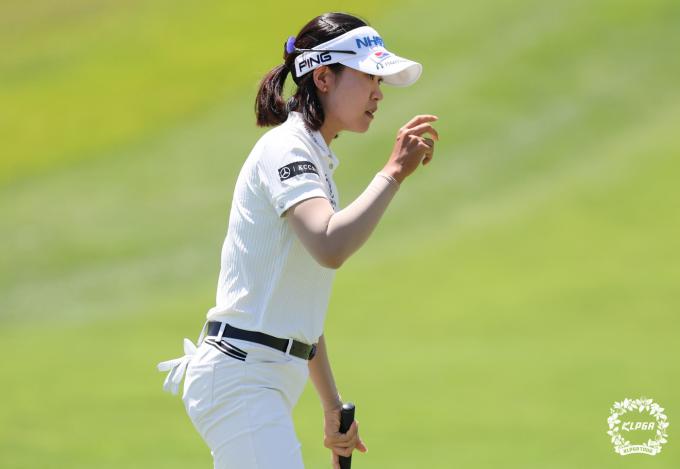 박민지가 9일 강원도 양양 설해원에서 열린 KLPGA 2024 셀트리온 퀸즈 마스터즈 파이널 라운드 3번홀에서 파세이브 홀아웃하고 있다. (KLPGA 제공) 2024.6.9/뉴스1 ⓒ News1 박지혜 기자