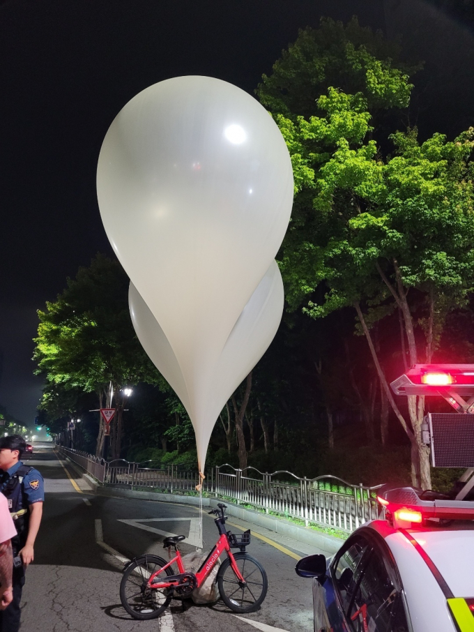 9일 새벽 경기 파주시 금촌동의 한 도로에 북한이 날린 것으로 보이는 대남 오물풍선이 떨어져 있다. /사진=독자 제공(뉴스1)